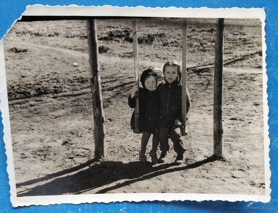 Фото детей на качелях. 1960 г. 8х11 см.