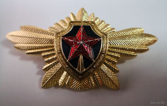 Кокарда на тулью фуражки, она же нагрудный знак (ширина-8см.)(Большая.) военнослужащего Кремлёвского полка.