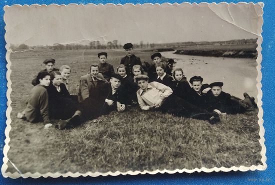 Фото группы молодежи на берегу реки. 1950-х. 6х9 см.
