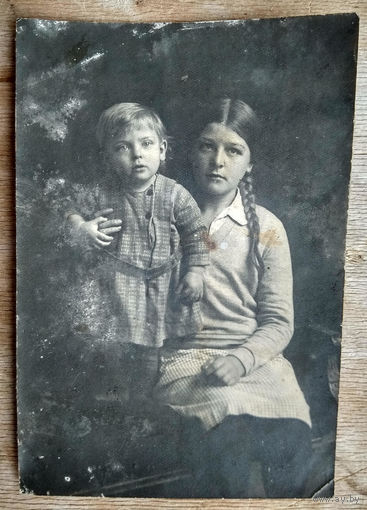 Фото девушки с ребенком. 1920-е? 9.5х13.5 см