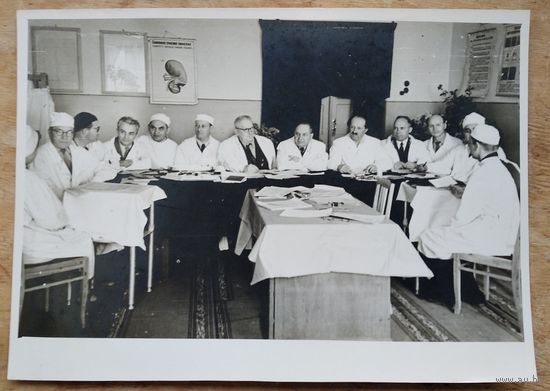 Фото заседания медиков. 1960-е. 16х22 см.