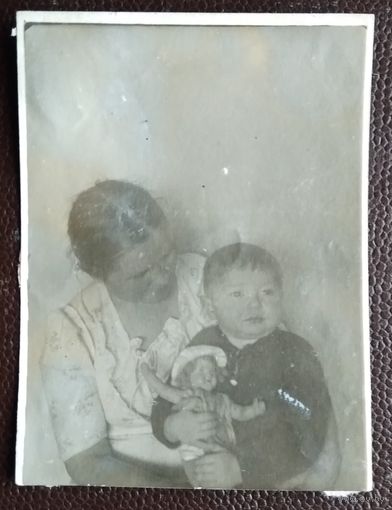 Фото женщины, с ребенком и куклой. 1930-е 9х12 см