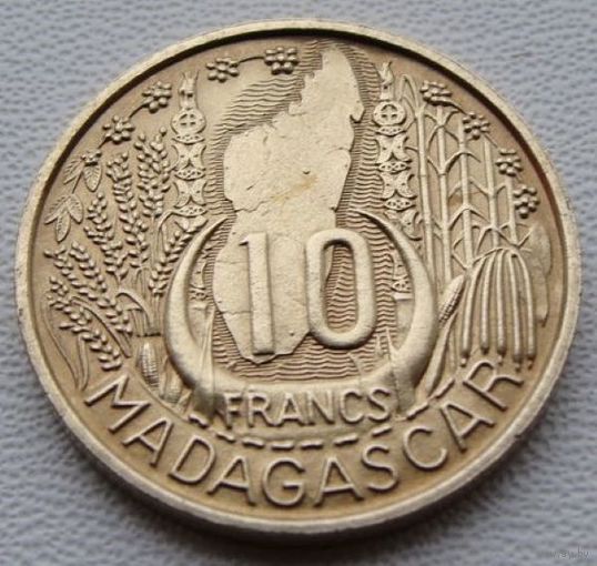 Мадагаскар.  10 франков 1953 год  KM#6  Тираж: 25.000.000 шт