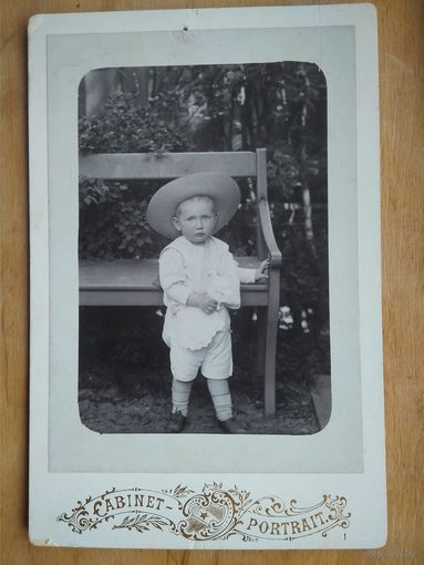 Фото ребенка. Фотограф Васильев. До 1917 г. 11х17 см.