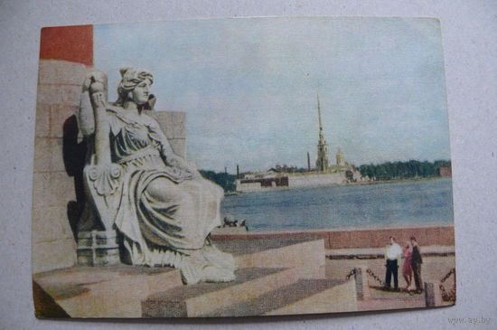 Мазелев Р.(фото), Ленинград. У ростральной колонны; 1955, чистая.