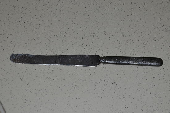 Старинный нож из обихода  немецкого офицера  по ВОВ. кроме  надписи "Золинген"  есть ещё  и плохо  читаемое  фирменное  клеймо.