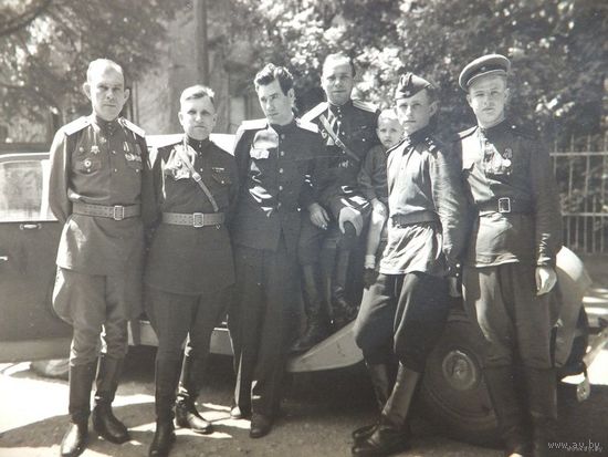 Офицеры и солдаты РККА автомобиль фото на память