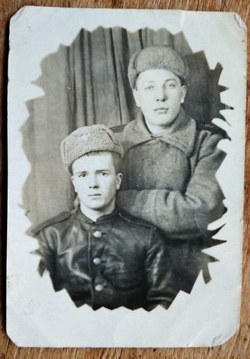 Фото двух военных. 1946 г. 6х9 см.