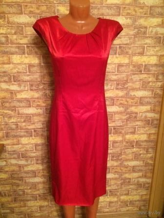Гламурное ярко-красное платье на 42 размер. Качественнаяя, гладкая ткань, аккуратный фасон. Длина 100 см, ПОталии около 36 см.