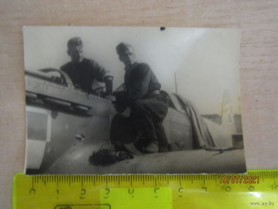 Фото у самолета Як-9м, август 1945 год, фамилии, польская "шаховница".