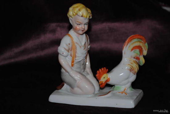 Фарфоровая мини-фигурка/статуэтка: "Мальчик с Петухом" 1951-1972 годы. Германия. Размер-11*12см.