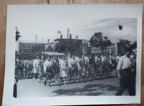 Фото праздничной демонстрации в СССР. 1940-50е. 9х12 см
