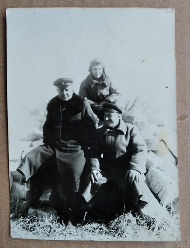 Фото военных на отдыхе. 1945 г. 7х10 см.