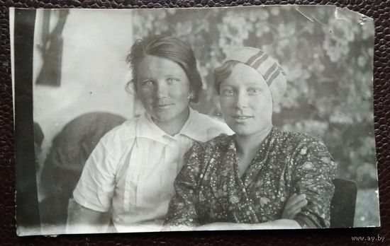 Фото 2-х девушек. 1930-е. 7х11 см