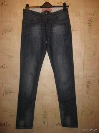 Брендовые джинсы от Richmond на 25 размер (42 примерно). Оригинал, приобретала для себя, но прогадала с размером. Новые. Длина 106 см, ПОталии до 40 см, бедра до 49 см.