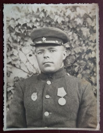 Фото военного с медалью. 8.5х11 см.