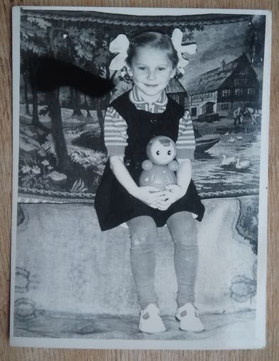 Фото девочки с куклой-неволяшкой. 9х12 см