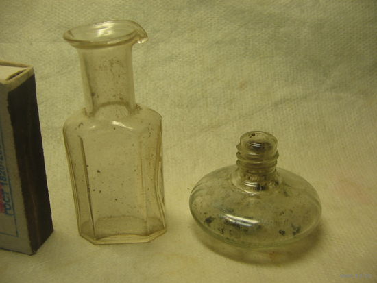 Старинные аптечно-парфюмерные флаконы бутылочки пузырьки, две штуки одним лотом