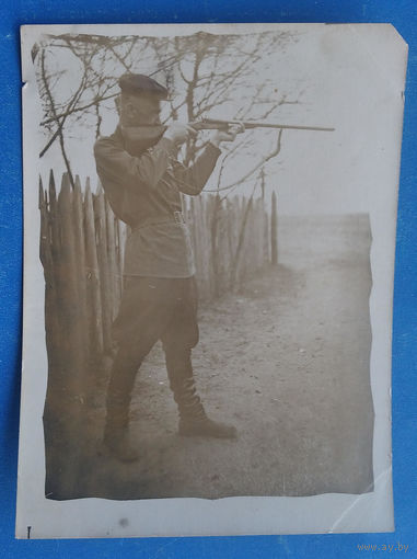Фото человека с ружьем. 1950-е. 9х12 см.